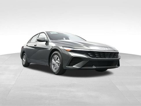 Used 2025 Hyundai Elantra SE FWD image 30