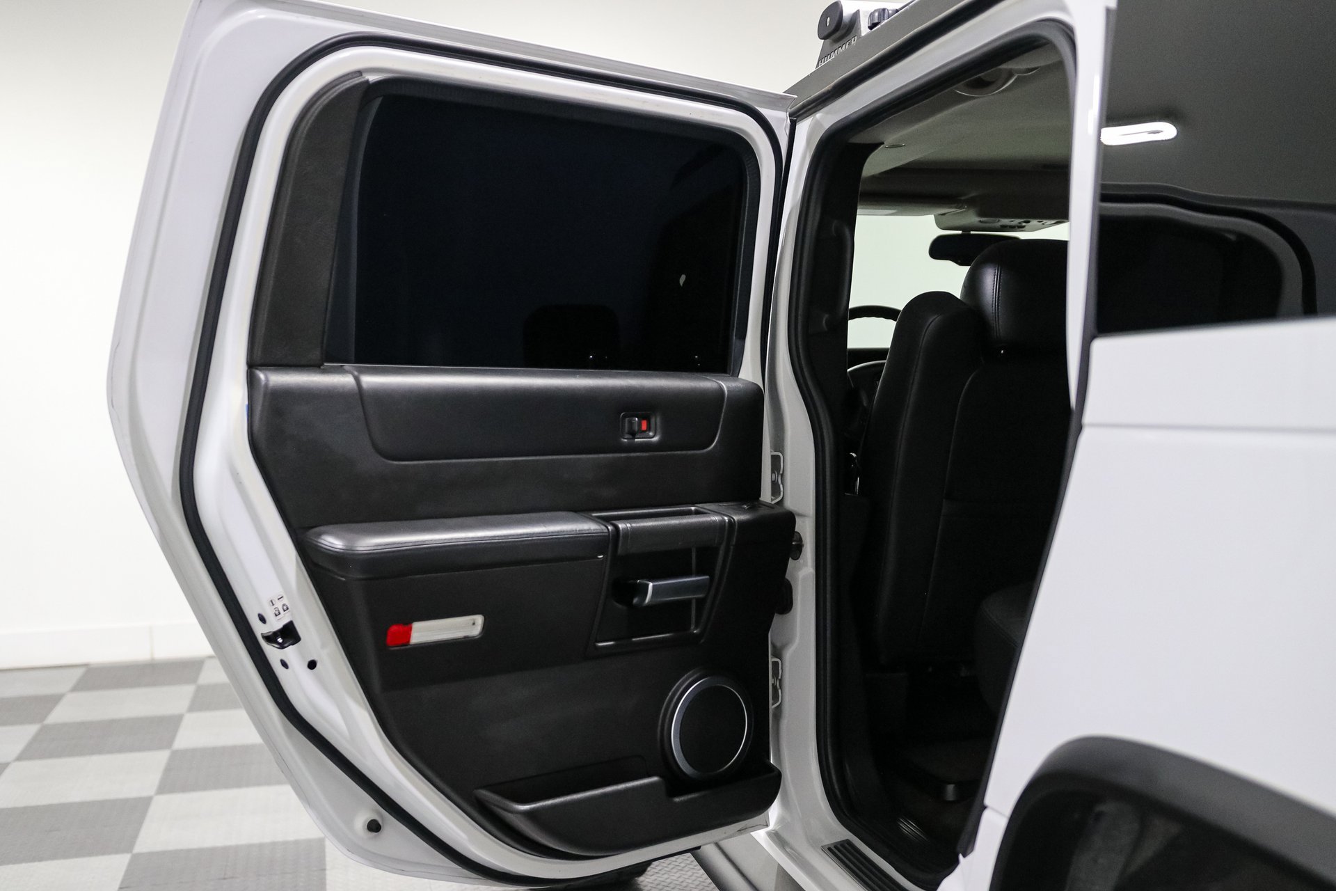 Used 2005 HUMMER H2 w/ Preferred Equipment Group AWD/4WD image 18