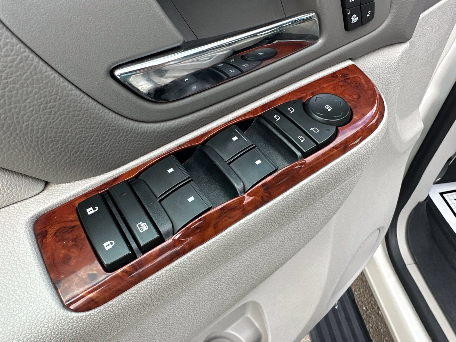 Used 2013 Chevrolet Avalanche LTZ AWD/4WD image 20