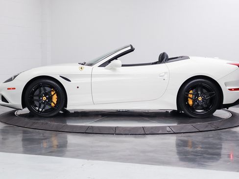 Used 2017 Ferrari California T RWD image 10