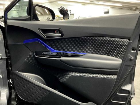 Used 2022 Toyota C-HR XLE image 22