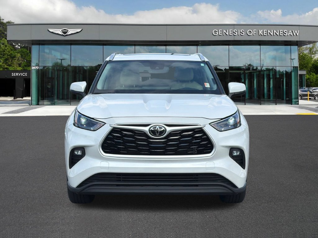 Used 2023 Toyota Highlander XLE FWD image 2