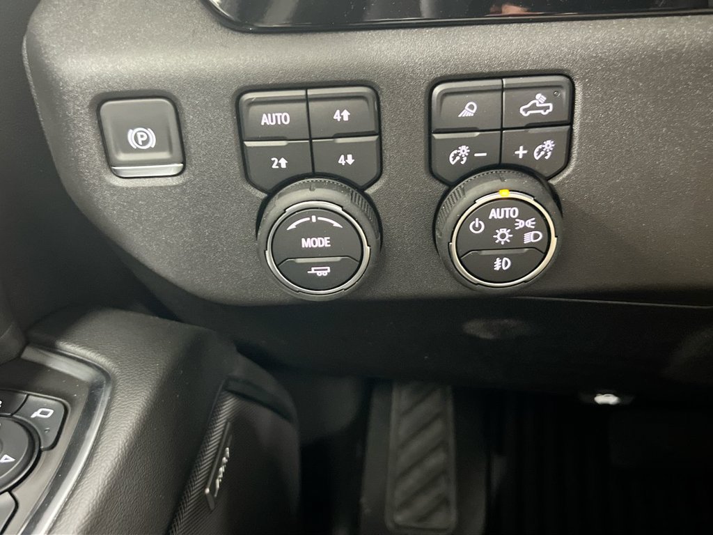 Used 2025 Chevrolet Silverado 3500 LTZ w/ LTZ Convenience Package AWD/4WD image 16