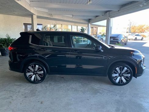 Used 2025 Mitsubishi Outlander SE image 2