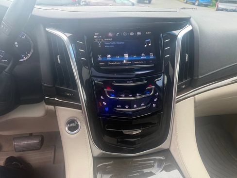 Used 2018 Cadillac Escalade Luxury AWD/4WD image 29
