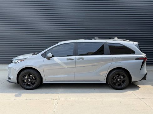 Used 2025 Toyota Sienna XLE Woodland Edition AWD/4WD image 9