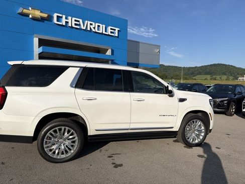 Used 2025 GMC Yukon Denali w/ Sun & Power Step Package AWD/4WD image 3