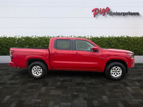 Used 2024 Nissan Frontier SV image 9