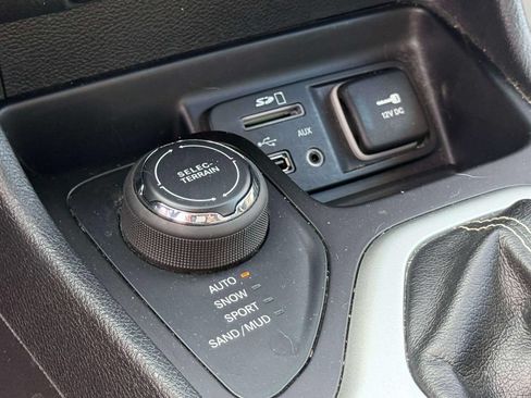 Used 2018 Jeep Cherokee Latitude Plus w/ Cold Weather Group AWD/4WD image 26