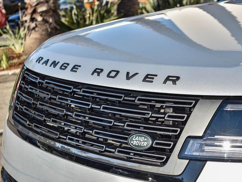 Used 2025 Land Rover Range Rover SE image 10