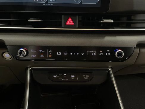 Used 2025 Kia Carnival EX FWD image 31