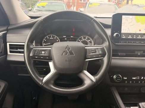 Used 2024 Mitsubishi Outlander FWD image 19