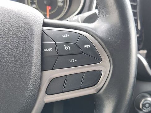 Used 2019 Jeep Cherokee Limited image 21