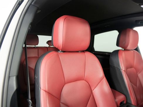 Certified 2025 Porsche Macan AWD/4WD image 38
