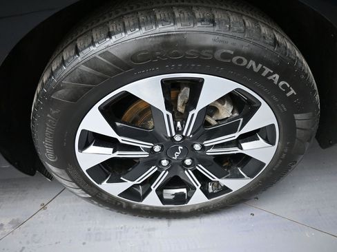 Used 2023 Kia Carnival EX image 15