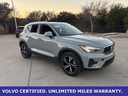 Certified 2025 Volvo XC40 B5 Core image 3