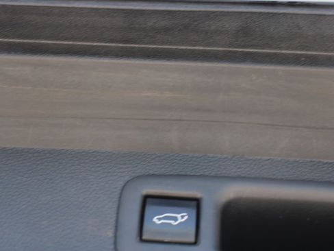 Used 2022 Toyota Highlander XLE AWD/4WD image 16