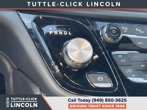Used 2024 Chrysler Pacifica Limited w/ Uconnect Theater Family Group FWD image 19