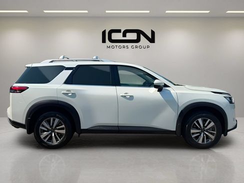 Used 2024 Nissan Pathfinder SL w/ Black Appearance Package AWD/4WD image 8