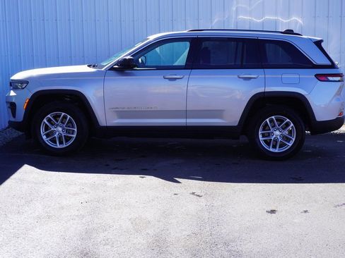 Used 2024 Jeep Grand Cherokee Laredo image 3