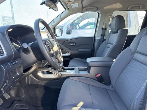 Used 2024 Nissan Frontier SV image 11