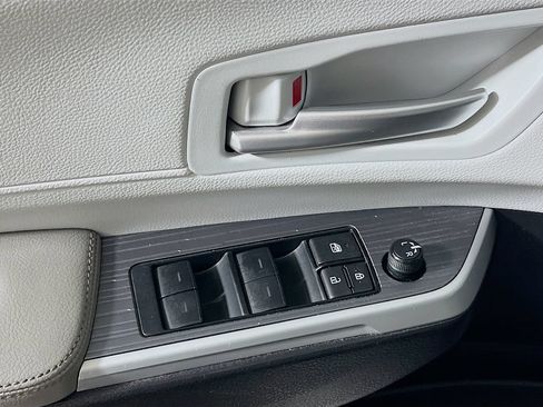 Certified 2025 Toyota Sienna XLE FWD image 16