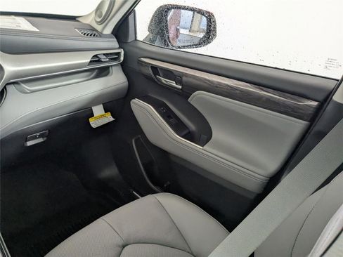 New 2026 Toyota Highlander Limited image 28