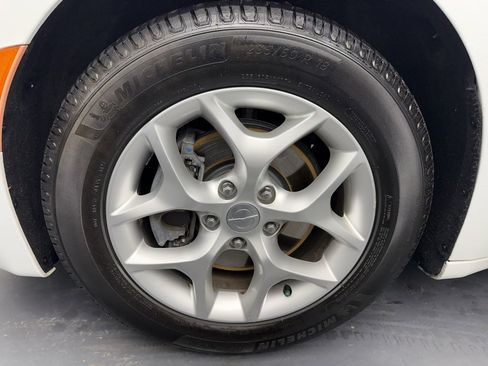 Used 2020 Chrysler Pacifica Limited w/ 8-pass Seating Package image 21