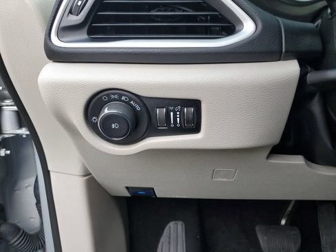Used 2024 Chrysler Pacifica Touring-L FWD image 18