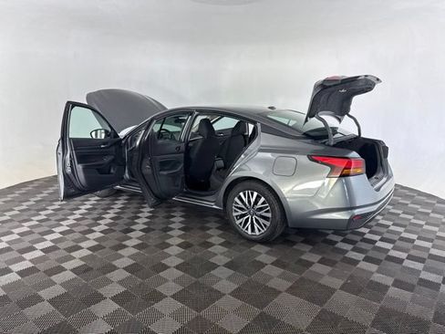 Used 2025 Nissan Altima 2.5 SV FWD image 21