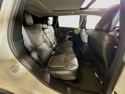 Used 2019 Jeep Cherokee Overland w/ Technology Group image 30