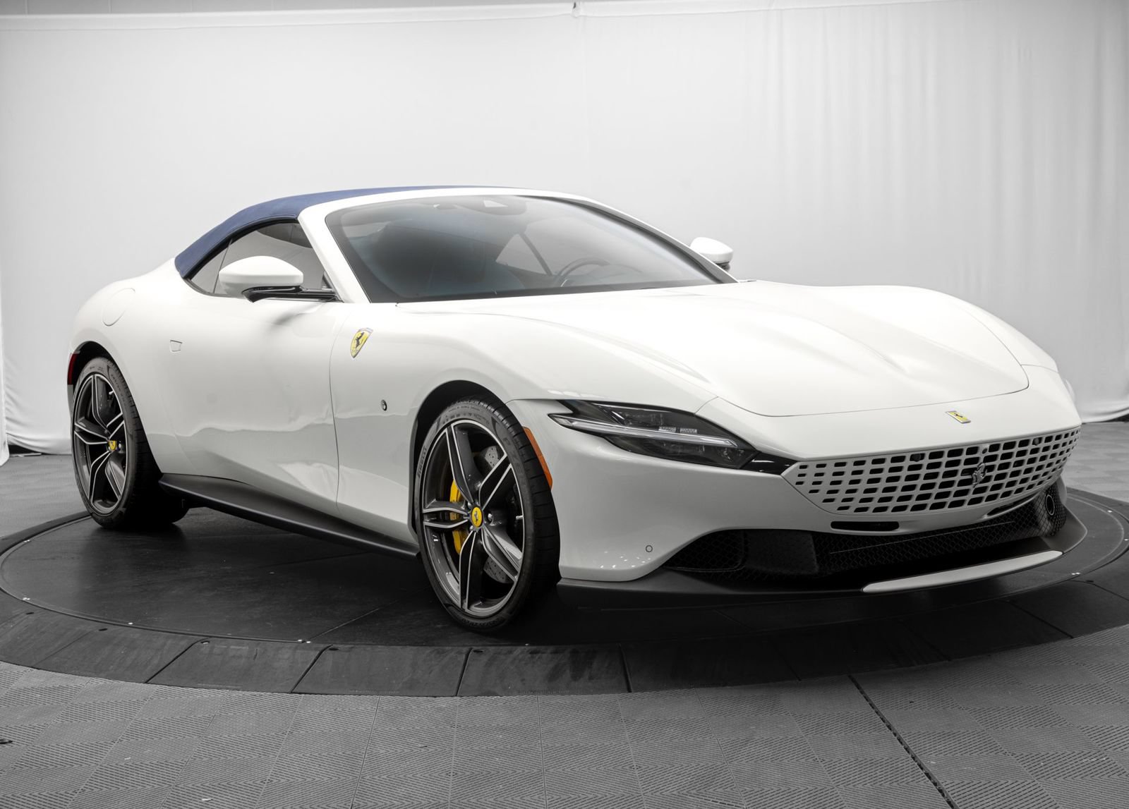Used 2025 Ferrari Roma Spider RWD image 9