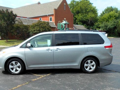 Used 2011 Toyota Sienna LE w/ Towing Pkg FWD image 1