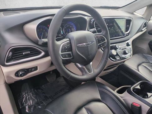 Used 2023 Chrysler Pacifica Touring-L FWD image 10