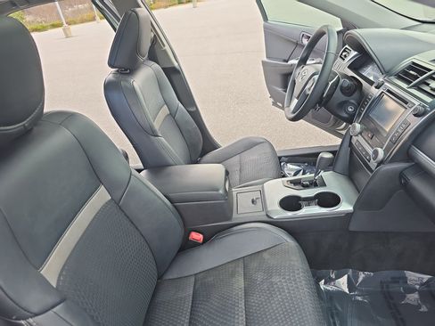 Used 2014 Toyota Camry SE image 10