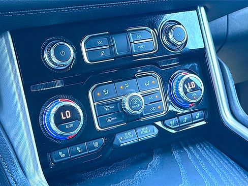 Used 2022 GMC Yukon Denali w/ Denali Premium Package image 35