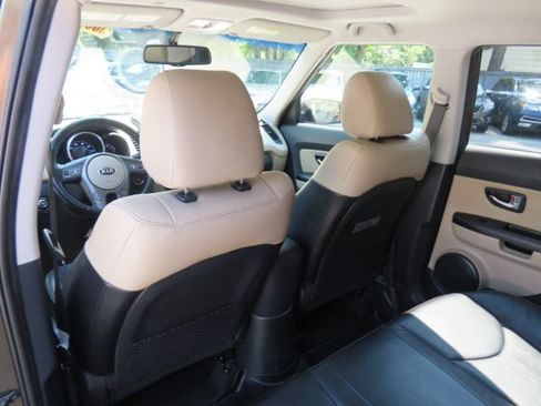 Used 2013 Kia Soul ! w/ Premium Pkg FWD image 14