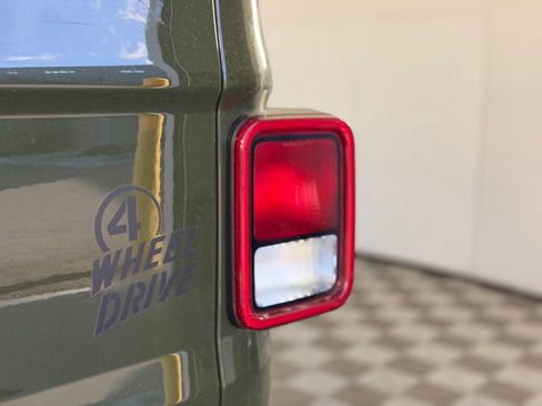 Used 2023 Jeep Gladiator Sport AWD/4WD image 15