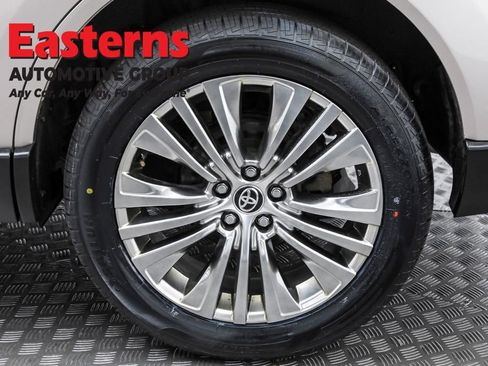 Used 2023 Toyota Venza Limited image 32