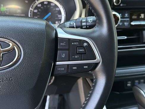 Used 2022 Toyota Highlander XLE AWD/4WD image 28