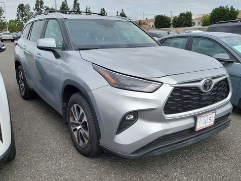 Used 2023 Toyota Highlander XLE FWD image 3