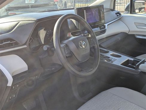 Used 2025 Toyota Sienna LE image 14