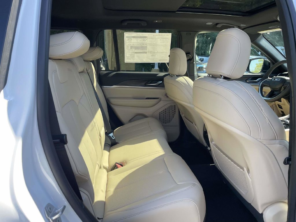 New 2027 Jeep Grand Cherokee Limited AWD/4WD image 18