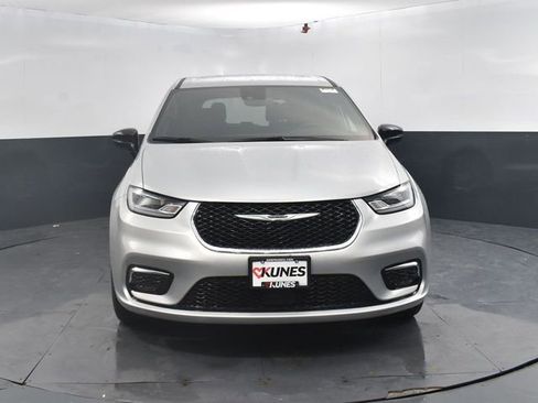 New 2026 Chrysler Pacifica Select image 2