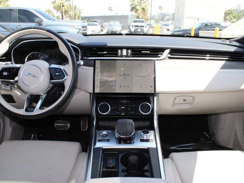 Used 2022 Jaguar XF SE RWD image 10