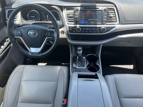 Used 2017 Toyota Highlander XLE w/ Carpet Mat Package AWD/4WD image 12