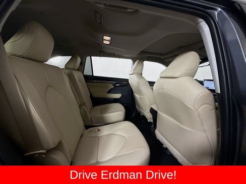 Used 2023 Toyota Highlander Limited FWD image 28
