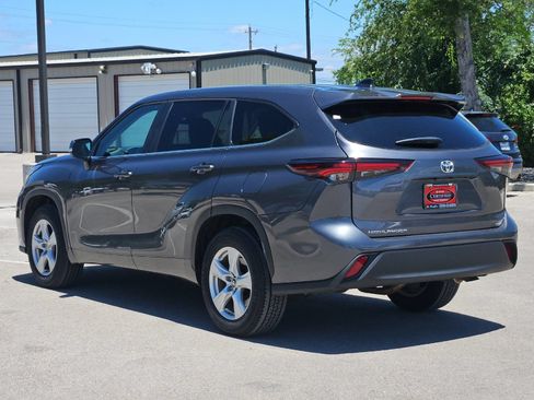 Certified 2025 Toyota Highlander LE FWD image 3