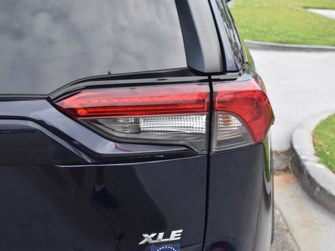 Used 2020 Toyota RAV4 XLE Premium FWD image 11