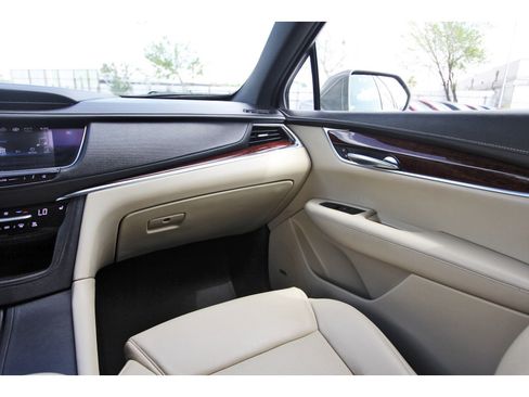 Used 2017 Cadillac XT5 Luxury w/ Driver Awareness Package FWD image 12